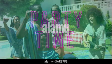 Image d'un texte de fête sur un groupe diversifié d'amis souriant et levant la main Banque D'Images