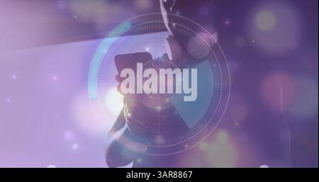 Scanner rond et des taches de lumière incandescentes contre l'homme de forme afro-américain à l'aide d'un smartphone à la plage Banque D'Images