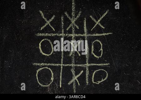 Jeu pour enfants TIC-tac-toe dessiné sur un tableau noir d'école, jeu TIC-tac-toe Banque D'Images