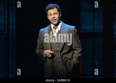 Londres, Royaume-Uni. 16 avril 2025. Corbin Bleu vu se produire sur scène dans la production de The Great Gatsby à Londres. La nouvelle comédie musicale « The Great Gatsby » organise une séance photo sur scène au London Coliseum, où le spectacle est maintenant en cours. avec casting en costume complet dans des scènes de la production. Crédit : SOPA images Limited/Alamy Live News Banque D'Images