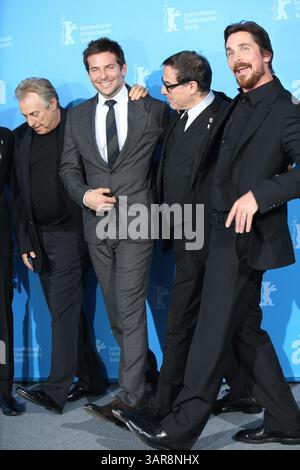 Le producteur Charles Roven (gauche-droite), l'acteur Bradley Cooper, le réalisateur David O. Russell et Christian Bale posent lors de l'appel photo de ''American Hustle' lors du 64e Festival international du film de Berlin aka Berlinale au Berlinale Palast à Berlin, Allemagne, le 7 février 2014 Banque D'Images