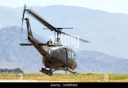Hélicoptère Hellenic (grec) Army Bell UH-1H Huey décollant. Larissa, Grèce - 5 mai 2017 Banque D'Images