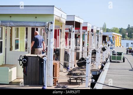 Zernsdorf, Allemagne. 17 avril 2025. Au soleil et aux températures chaudes, un homme prépare les messagers de la maison pour les locations à Krüpelsee. Crédit : Annette Riedl/dpa/Alamy Live News Banque D'Images
