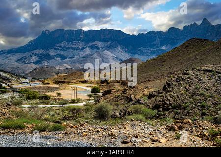 Vue de paysage près de Jabal Shams, appelé Grand Canyon d'Arabie dans les montagnes de Hajar, au nord-est d'Oman au nord de la ville d'Al-Hamra Banque D'Images