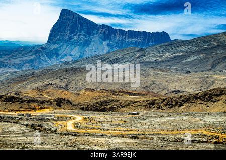 Vue de paysage près de Jabal Shams, appelé Grand Canyon d'Arabie dans les montagnes de Hajar, au nord-est d'Oman au nord de la ville d'Al-Hamra Banque D'Images