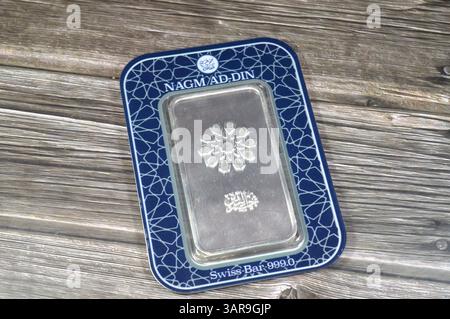 Le Caire, Egypte, 21 février 2025 : Nagm ad-DIN pur argent fin barre de 250 grammes, investissement en argent, taux de change, crise de l'inflation et économiser de l'argent Banque D'Images