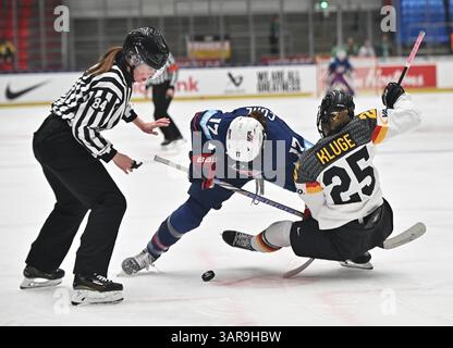 Budweis, République tchèque. 17 avril 2025. Britta Curl, des États-Unis, à gauche, et Laura Kluge, d’Allemagne, en action lors du match de quart de finale du Championnat du monde féminin de hockey sur glace de l’IIHF États-Unis vs Allemagne, Ceske Budejovice, République tchèque, le 17 avril 2025. Crédit : Lubos Pavlicek/CTK photo/Alamy Live News Banque D'Images