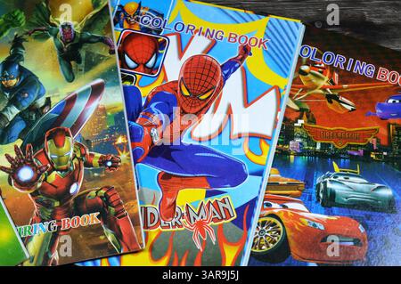 Le Caire, Egypte, 21 février 2025 : livre à colorier pour enfants, avec différents personnages, un type de livre contenant des dessins au trait auxquels les gens sont destinés Banque D'Images