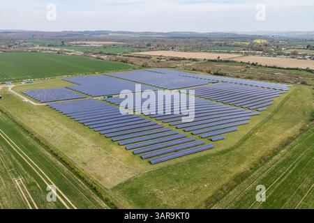 Vue aérienne d'un grand champ de panneaux solaires, Barnham (près de Binsted), West Sussex, Royaume-Uni. Banque D'Images