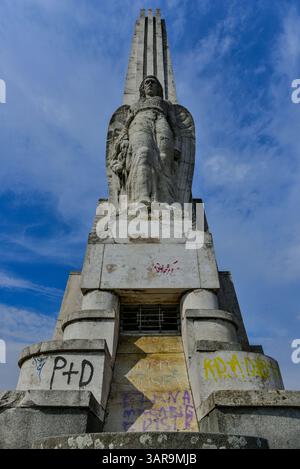 La déesse Victoria sur le côté sud-est de l'obélisque de Horea, Cloșca et Crișan, un monument couvert de graffitis d'après-guerre froide. Alba Iulia, Roumanie. Banque D'Images