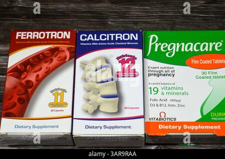 Le Caire, Egypte, 21 février 2025 : divers médicaments utilisés pendant la grossesse comme vitamines et minéraux pour la mère et le fœtus en bonne santé, Pregnacare, Calcitron et Ferrot Banque D'Images