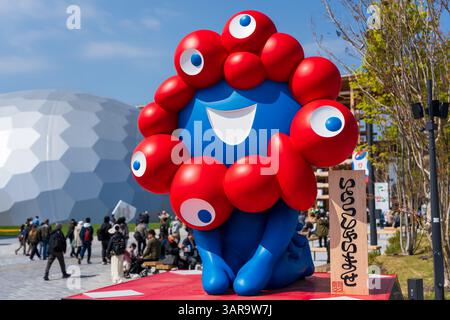 Osaka, Japon - 16 avril 2025 : MYAKU-MYAKU, la mascotte officielle de l'Expo Osaka-Kansai 2025. Banque D'Images