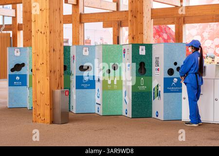 Osaka, Japon - 16 avril 2025 : poubelles d'élimination des déchets et points de collecte des déchets à l'Expo 2025 Osaka-Kansai. Banque D'Images