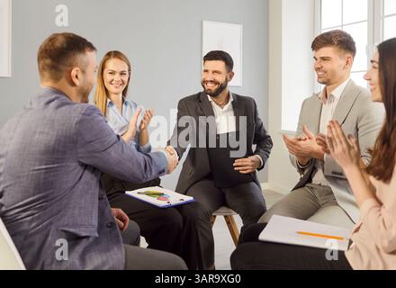 Accord commercial heureux, partenaires se serrant la main rencontre des collègues du projet, des gestionnaires, conclusion de l'accord Banque D'Images