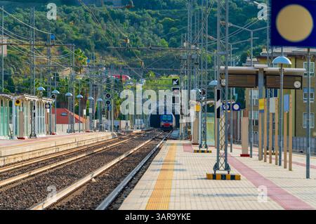 Gare avec train à Imperia, une ville de Ligurie, dans le nord de l'Italie Banque D'Images