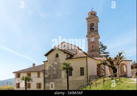 L'église paroissiale des Saints vitale et Agata est située à Val Mara, dans le hameau de Rovio, dans le canton du Tessin, en Suisse. Banque D'Images