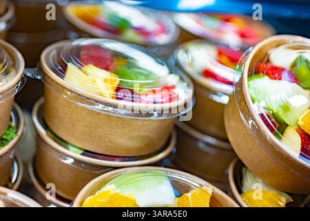 Salades de fruits préemballées dans un réfrigérateur commercial Banque D'Images
