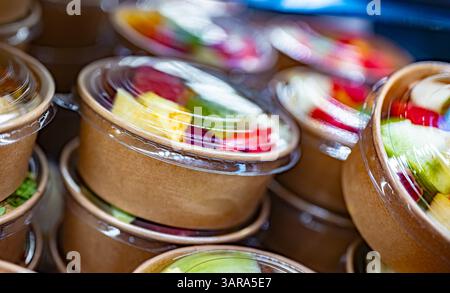 Salades de fruits préemballées dans un réfrigérateur commercial Banque D'Images