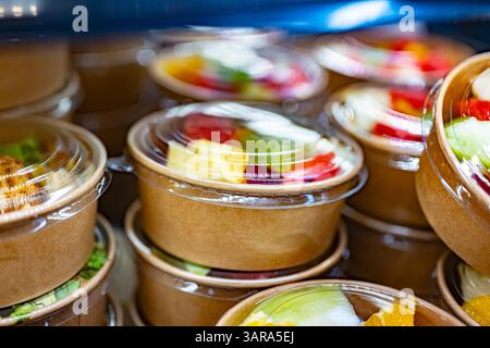 Salades de fruits préemballées dans un réfrigérateur commercial Banque D'Images
