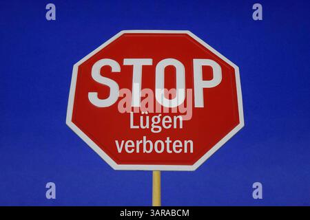 Stoppschild mit Lügen verboten Fotomontage : Stoppschild mit Lügen verboten, 17.04.2025, Auf einem Stoppschild steht der Schriftzug Lügen verboten. *** Panneau d'arrêt avec mensonges interdits photomontage panneau d'arrêt avec mensonges interdits, 17 04 2025, sur un panneau d'arrêt est le lettrage mensonges interdits Banque D'Images