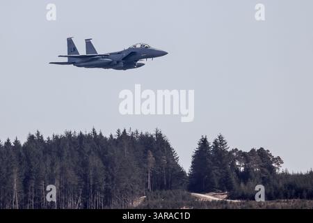 F15E Strike Eagle en vol au-dessus de Coniston dans le Cumbria Banque D'Images