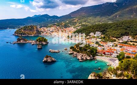 Vue aérienne de Parga, dans la région de Préveza en Épire, Grèce. Banque D'Images