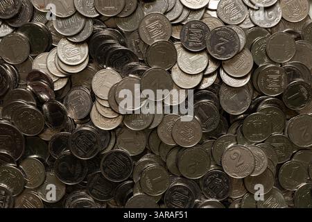 Un et deux kopecks ukrainiens se trouvent sur la table comme un fond, pièces ukrainiennes gros plan, argent de l'Ukraine Banque D'Images