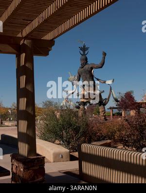 19 octobre 2010 - Santa Fe, Nouveau-Mexique, États-Unis - Une sculpture en bronze 'Apache Mountain Spirit Dancer, 1995', par Craig Dan Goseyun, un Indien Apache de San Carlos, se dresse devant le Musée des Arts et de la culture indiens sur Milner Plaza au sommet de Museum Hill. La plaza abrite quatre musées de classe mondiale présentant l'art, l'histoire et la culture du Sud-Ouest amérindien, le passé colonial espagnol et les traditions folkloriques mondiales. (Crédit image : © Arnold Drapkin/ZUMAPRESS.com) Banque D'Images