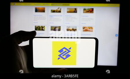 Stuttgart, Allemagne - 2024 : personne tenant un téléphone portable avec le logo de la société bancaire brésilienne Banco do Brasil sa sur l'écran Banque D'Images