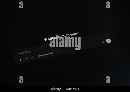 Poznan, Pologne – 14 avril 2025 : écran ChatGPT minimaliste avec invite textuelle « que puis-je faire ? » et des fonctionnalités visibles telles que la saisie vocale, la réécoute en profondeur Banque D'Images