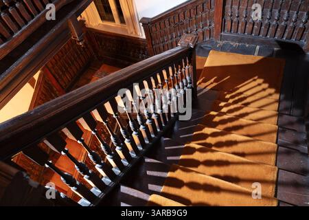 Regardant vers le bas escalier en bois sculpté Banque D'Images