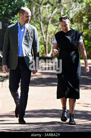 Photo datée du 06/11/24 du Prince de Galles marquant avec Hannah Jones, PDG du Earthshot Prize lors d’une visite au jardin botanique national de Kirstenbosch au Cap, en Afrique du Sud. Le prince de Galles a rendu hommage à la patronne du Earthshot Prize, Hannah Jones, qui a décidé de « passer le relais » et de se retirer. William a déclaré que Mme Jones, la présidente-directrice générale sortante, avait construit « une organisation de classe mondiale » dans le cadre de l'initiative environnementale. Date d'émission : jeudi 17 avril 2025. Banque D'Images
