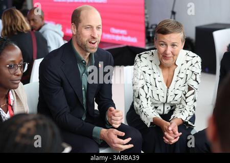 Photo datée du 04/11/24 du Prince de Galles et de la PDG d’Earthshot Hannah Jones (à droite) rencontrent de jeunes écologistes de toute l’Afrique et de l’Asie du Sud-est qui participent au premier Earthshot Prize Climate leaders Programme, sur Rooftop on Bree au Cap, en Afrique du Sud. Le prince de Galles a rendu hommage à la patronne du Earthshot Prize, Hannah Jones, qui a décidé de « passer le relais » et de se retirer. William a déclaré que Mme Jones, la présidente-directrice générale sortante, avait construit « une organisation de classe mondiale » dans le cadre de l'initiative environnementale. Date d'émission : jeudi 17 avril 2025. Banque D'Images