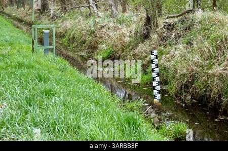 jauge de niveau d'eau et station de surveillance de la qualité des eaux souterraines à un fossé de drainage en bordure d'une zone de tourbière Banque D'Images
