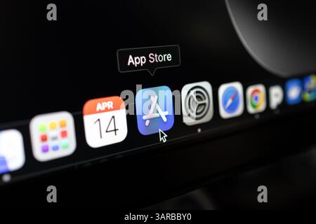 Poznan, Pologne – 14 avril 2025 : vue détaillée de macOS Dock avec icône App Store en surbrillance et pointeur fléché, représentant l'accès à l'application, etc Banque D'Images