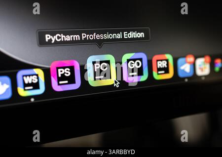 Poznan, Pologne – 14 avril 2025 : icône PyCharm Professional Edition mise en évidence dans le Dock sur le bureau macOS, représentant les outils avancés pour Python pr Banque D'Images