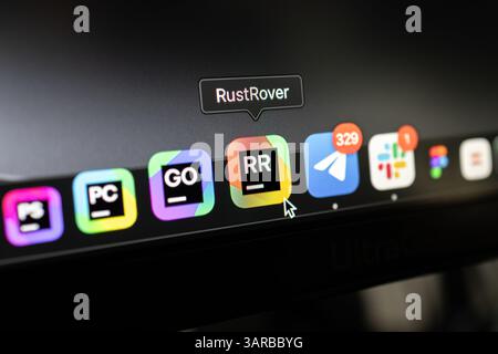 Poznan, Pologne – 14 avril 2025 : icône de l'application RustRover IDE mise en évidence sur macOS Dock, utilisée par les développeurs pour le codage et la construction de projets dans le Banque D'Images