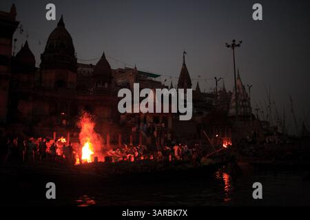 15 octobre 2009 - Varanasi, Uttar Pradesh, Inde - Un cadavre hindou brûlé au Manikarnika Ghat. En moyenne, environ 600 corps par jour arrivent au bord de la rivière pour y être incinérés, soutenant une économie entière dédiée à fournir les nécessités nécessaires pour le rituel. Avec une moyenne de $440 USD dépensés pour chaque cadavre, un jour pourrait rapporter plus de $250 000 USD. (Crédit image : © Subhash Sharma/ZUMAPRESS.com) Banque D'Images