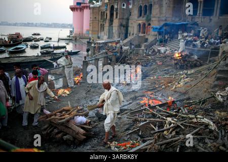 15 octobre 2009 - Varanasi, Uttar Pradesh, Inde - Un cadavre hindou brûlé au Manikarnika Ghat. En moyenne, environ 600 corps par jour arrivent au bord de la rivière pour y être incinérés, soutenant une économie entière dédiée à fournir les nécessités nécessaires pour le rituel. Avec une moyenne de $440 USD dépensés pour chaque cadavre, un jour pourrait rapporter plus de $250 000 USD. (Crédit image : © Subhash Sharma/ZUMAPRESS.com) Banque D'Images