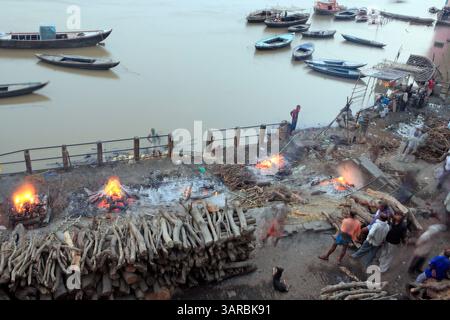 13 octobre 2009 - Varanasi, Uttar Pradesh, Inde - des cadavres hindous brûlés au manikarnika Ghat, Varanasi. En moyenne, environ 600 corps par jour arrivent au bord de la rivière pour y être incinérés, soutenant une économie entière dédiée à fournir les nécessités nécessaires pour le rituel. Avec une moyenne de $440 USD dépensés pour chaque cadavre, un jour pourrait rapporter plus de $250 000 USD. (Crédit image : © Subhash Sharma/ZUMAPRESS.com) Banque D'Images