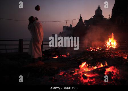 15 octobre 2009 - Varanasi, Uttar Pradesh, Inde - Un cadavre hindou brûlé au Manikarnika Ghat. En moyenne, environ 600 corps par jour arrivent au bord de la rivière pour y être incinérés, soutenant une économie entière dédiée à fournir les nécessités nécessaires pour le rituel. Avec une moyenne de $440 USD dépensés pour chaque cadavre, un jour pourrait rapporter plus de $250 000 USD. (Crédit image : © Subhash Sharma/ZUMAPRESS.com) Banque D'Images