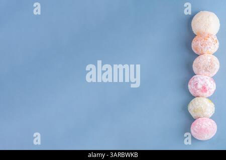 Divers fruits colorés et assortiment de mochi de baies. Mochi traditionnel japonais à la crème glacée, dessert sucré dans la pâte de riz, espace copie Banque D'Images