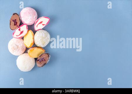 Divers fruits colorés et assortiment de mochi de baies. Mochi traditionnel japonais à la crème glacée, dessert sucré dans la pâte de riz, espace copie Banque D'Images