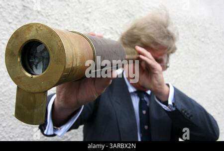 16 juin 2011 - Liverpool, Angleterre, Royaume-Uni - Un télescope qui appartenait au capitaine du Titanic a été trouvé dans un grenier poussiéreux. L'oculaire en laiton, conservé dans une vieille boîte à bouteilles de whisky, porte le nom d'Edward John Smith qui était le maître du malheureux paquebot qui a coulé en 1912. Il porte également une image gravée du navire jumeau du Titanic, le RMS Olympic, que Smith a commandé pendant dix mois. La lunette de trois pieds de long a été identifiée par un commissaire-priseur après qu'il a été invité à évaluer des artefacts appartenant à un parent éloigné du capitaine Smith. Il est prévu d'aller chercher plus de tha Banque D'Images