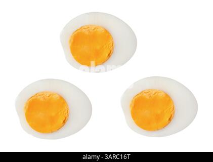 Vue de dessus ensemble d'oeufs de poule cuits ou cuits non pelés en trois moitiés avec des jaunes d'oeufs est isolé sur fond blanc avec chemin de découpage. Banque D'Images