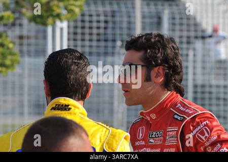 10 juillet 2010 - Toronto, Ontario, Canada - Dario Franchitti discute avec son collègue pilote Indy Helio Castroneves après les essais vendredi au Honda Toronto Indy. (Crédit image : © Gary Angus/Southcreek Global/ZUMAPRESS.com) Banque D'Images