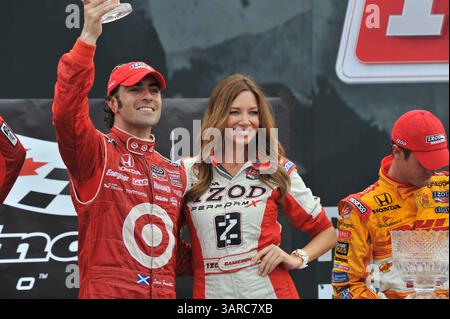10 juillet 2010 - Toronto, Ontario, Canada - Dario Franchitti tient le butin des vainqueurs dans le cercle de la victoire au Honda Toronto Indy Sunday. (Crédit image : © Gary Angus/Southcreek Global/ZUMAPRESS.com) Banque D'Images