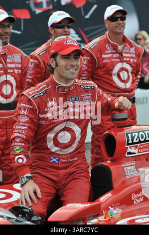 10 juillet 2010 - Toronto, Ontario, Canada - Dario Franchitti pose avec un membre de l'équipe Target Chip Ganassi Racing dans le cercle de la victoire après avoir remporté le Honda Toronto Inday Sunday. (Crédit image : © Gary Angus/Southcreek Global/ZUMAPRESS.com) Banque D'Images