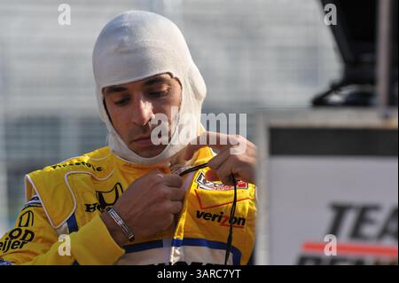 10 juillet 2010 - Toronto, Ontario, Canada - Helio Castroneves se prépare pour une séance d'entraînement au Honda Toronto Indy Friday. (Crédit image : © Gary Angus/Southcreek Global/ZUMAPRESS.com) Banque D'Images