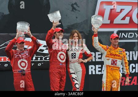 10 juillet 2010 - Toronto, Ontario, Canada - Dario Franchitti, Scott Dixon et Ryan Hunter-Reay posent dans le cercle de la victoire après le Honda Toronto Indy Sunday. (Crédit image : © Gary Angus/Southcreek Global/ZUMAPRESS.com) Banque D'Images